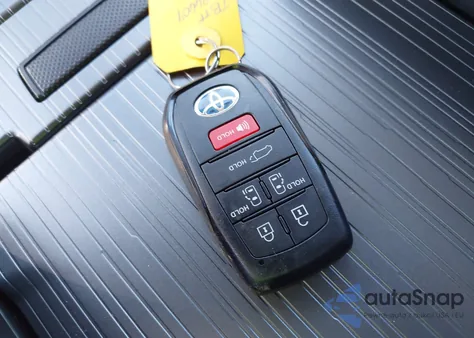 2025 Toyota Sienna Xle z USA, uszkodzony, nr VIN 5TDYSKFCXSS174782